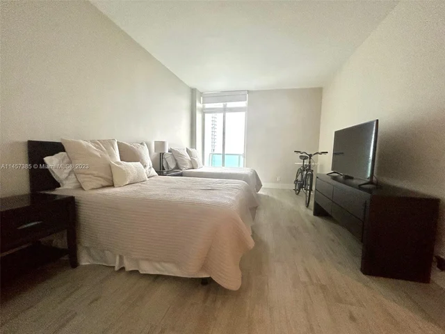 100 Bayview Dr, Sunny Isles Beach FL 33160