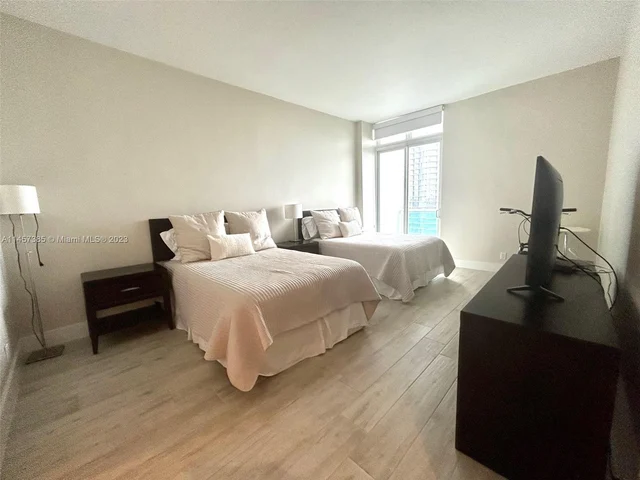 100 Bayview Dr, Sunny Isles Beach FL 33160