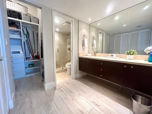 100 Bayview Dr, Sunny Isles Beach FL 33160