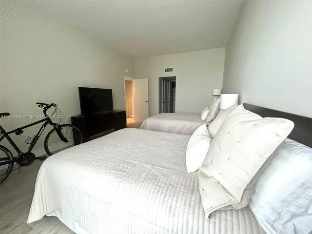 100 Bayview Dr, Sunny Isles Beach FL 33160