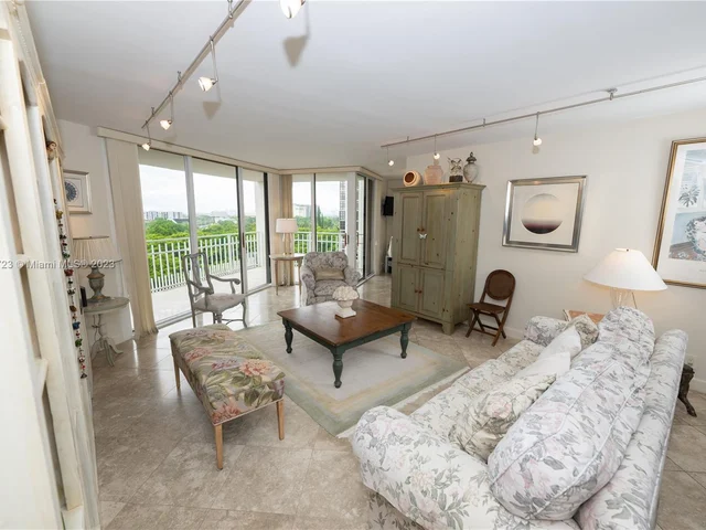 2000 Towerside Ter # 901, Miami FL 33138