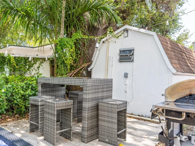 231 NW 44th St, Miami FL 33127