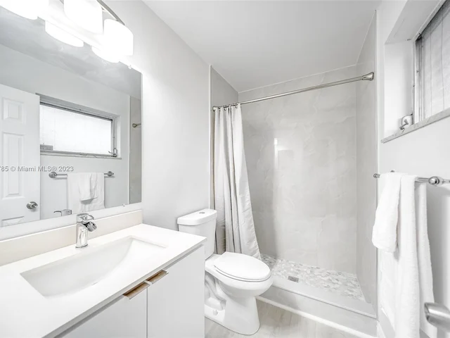 5801 NW 70th Ave, Tamarac FL 33321