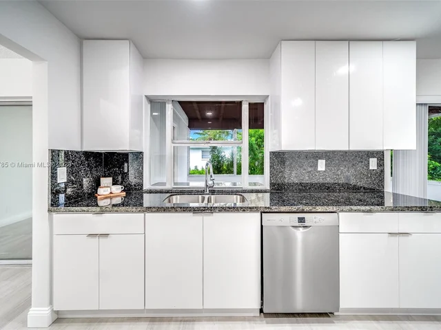 5801 NW 70th Ave, Tamarac FL 33321