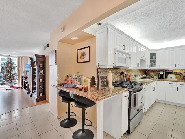 3140 S Ocean Dr # 1102, Hallandale Beach FL 33009