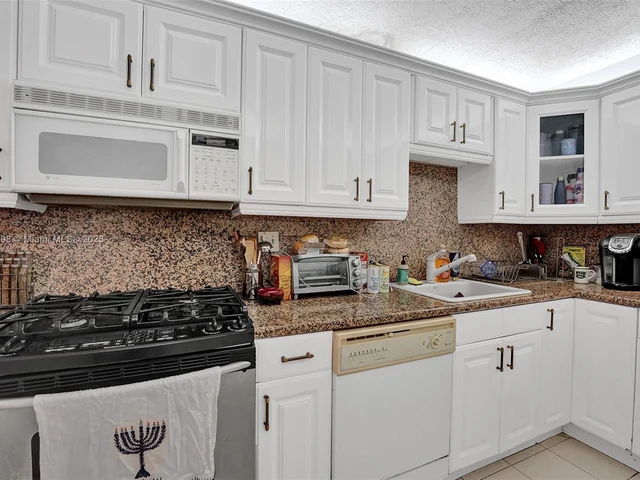 3140 S Ocean Dr # 1102, Hallandale Beach FL 33009