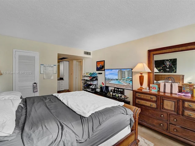 3140 S Ocean Dr # 1102, Hallandale Beach FL 33009