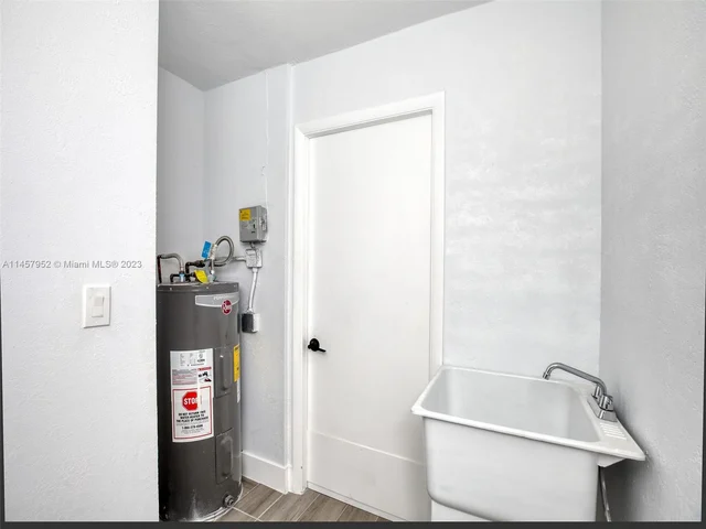 7971 SW 30th St, Davie FL 33328