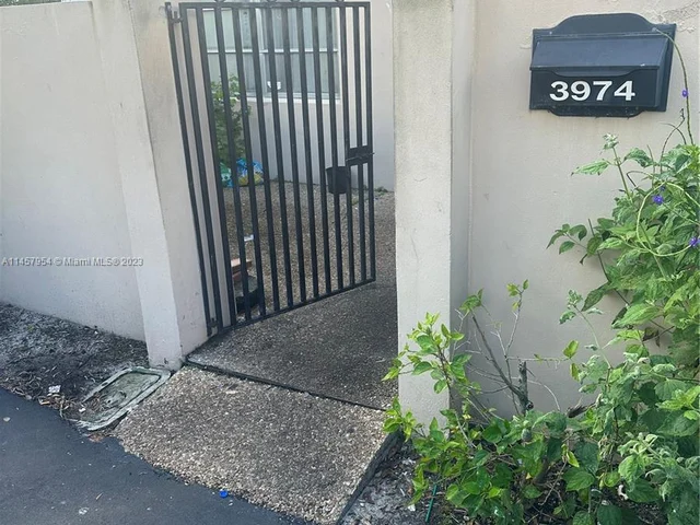 3974 Inverrary Dr # B4, Lauderhill FL 33319