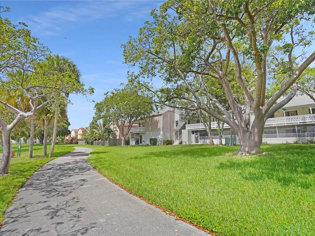 10521 Mahogany Key Cir # 207, Miami FL 33196