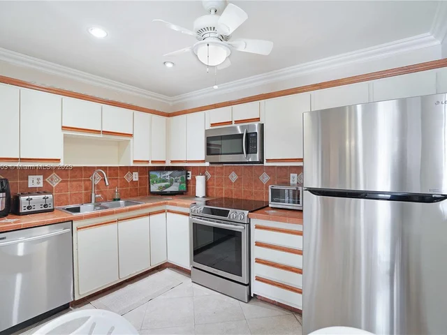 10521 Mahogany Key Cir # 207, Miami FL 33196