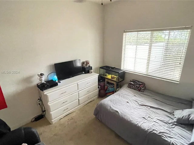 2914 NE 3rd Dr, Homestead FL 33033