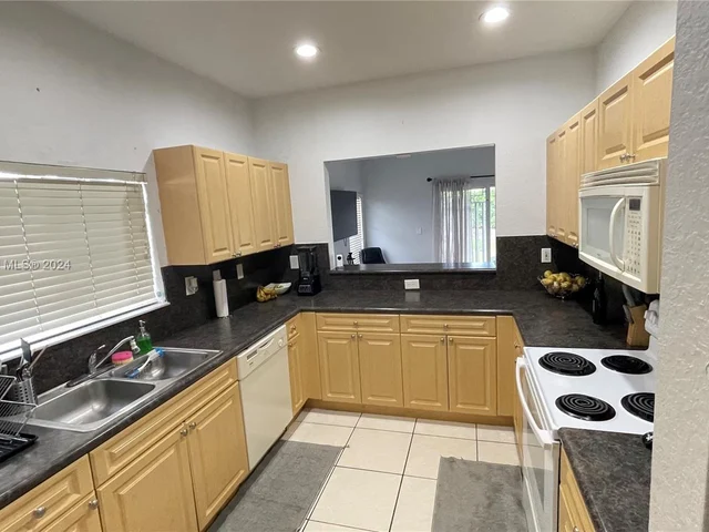 2914 NE 3rd Dr, Homestead FL 33033