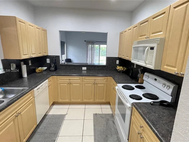 2914 NE 3rd Dr, Homestead FL 33033