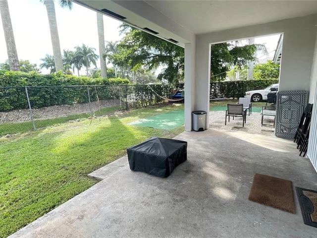 2914 NE 3rd Dr, Homestead FL 33033