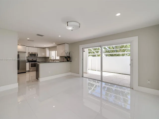 340 NE 211th St, Miami FL 33179