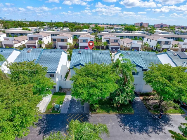 340 NE 211th St, Miami FL 33179