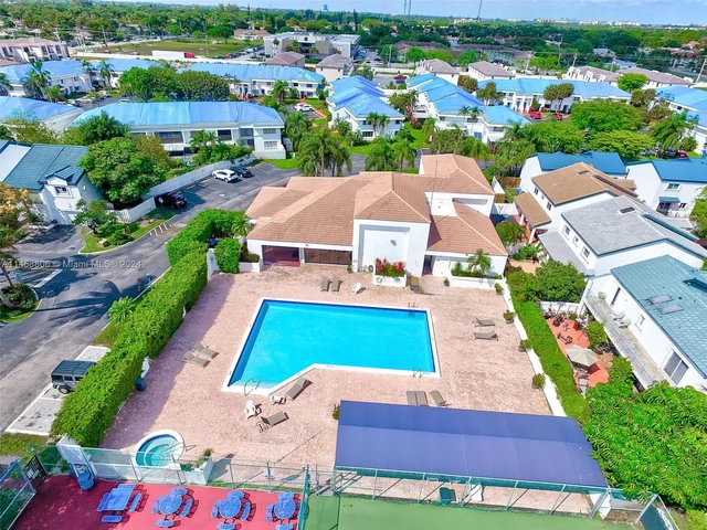 340 NE 211th St, Miami FL 33179