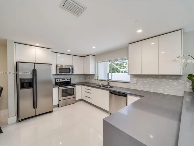 340 NE 211th St, Miami FL 33179