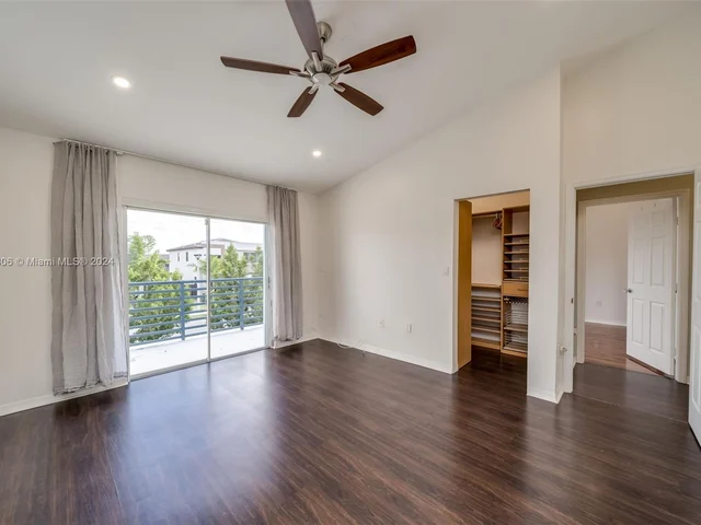 340 NE 211th St, Miami FL 33179