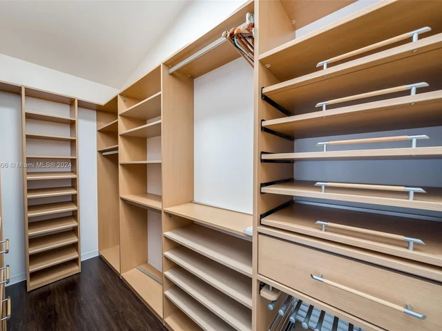 340 NE 211th St, Miami FL 33179