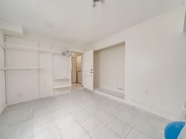 340 NE 211th St, Miami FL 33179