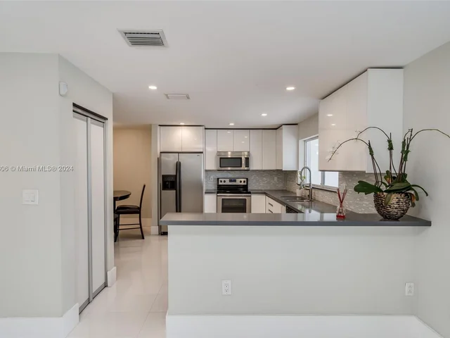 340 NE 211th St, Miami FL 33179