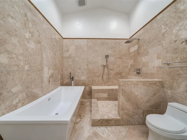 340 NE 211th St, Miami FL 33179