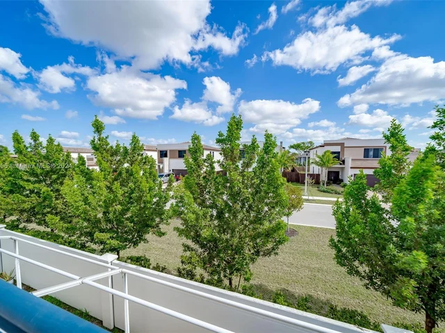 340 NE 211th St, Miami FL 33179