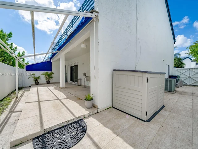 340 NE 211th St, Miami FL 33179