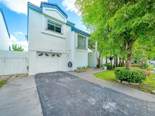 340 NE 211th St, Miami FL 33179