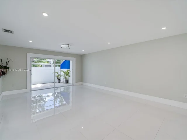 340 NE 211th St, Miami FL 33179