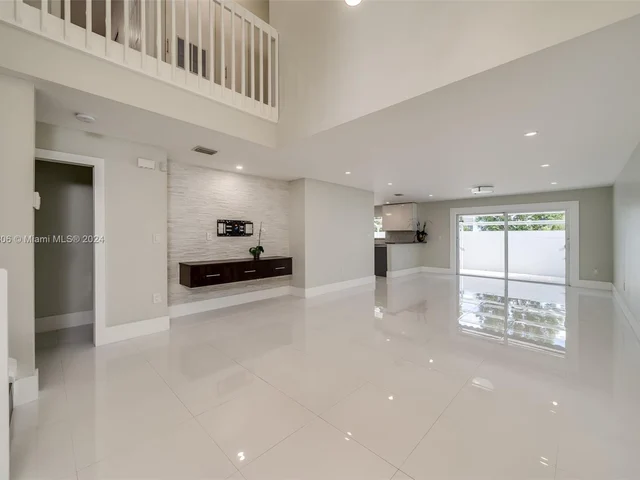 340 NE 211th St, Miami FL 33179