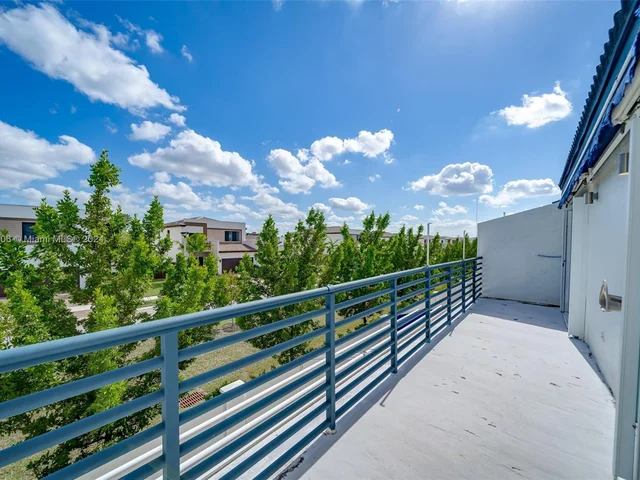 340 NE 211th St, Miami FL 33179