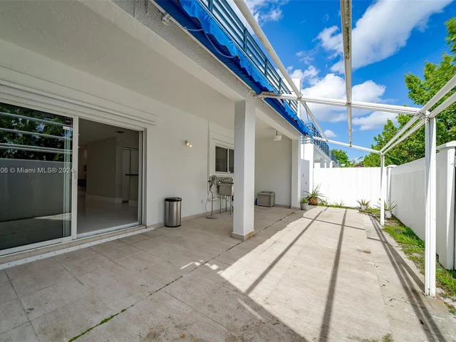 340 NE 211th St, Miami FL 33179