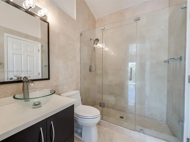 340 NE 211th St, Miami FL 33179