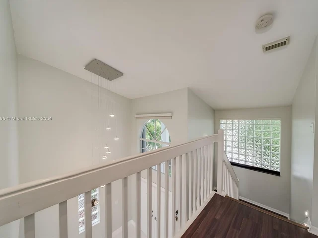 340 NE 211th St, Miami FL 33179