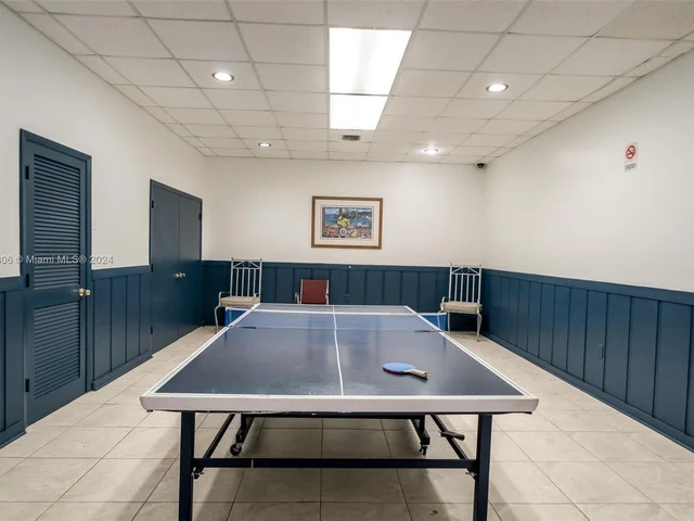 340 NE 211th St, Miami FL 33179