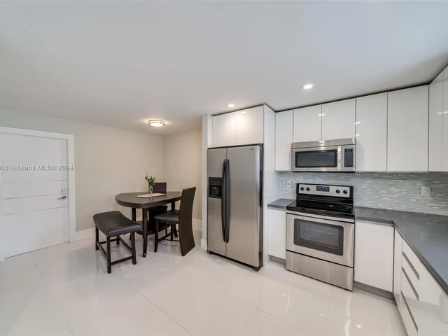 340 NE 211th St, Miami FL 33179