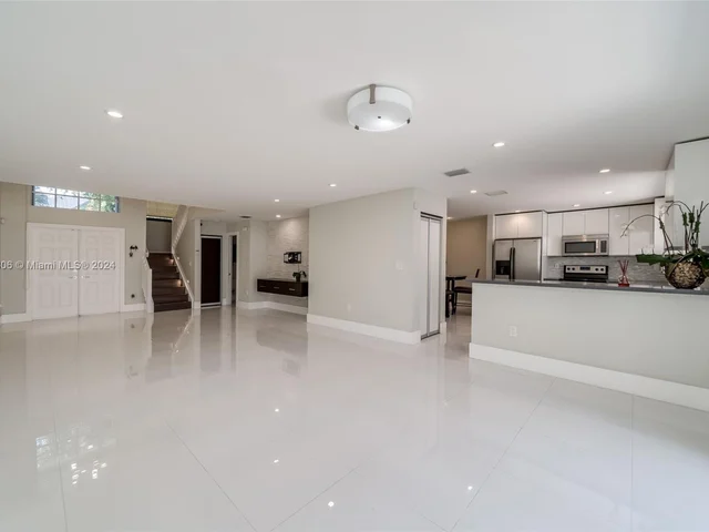 340 NE 211th St, Miami FL 33179