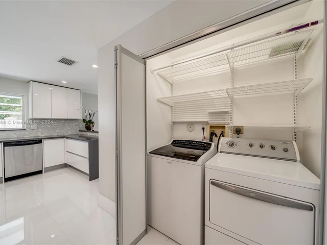 340 NE 211th St, Miami FL 33179