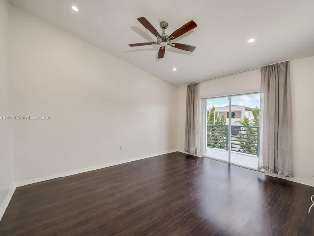 340 NE 211th St, Miami FL 33179