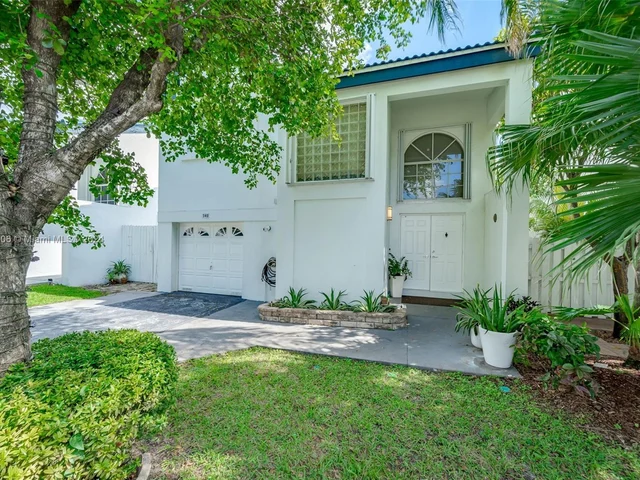 340 NE 211th St, Miami FL 33179
