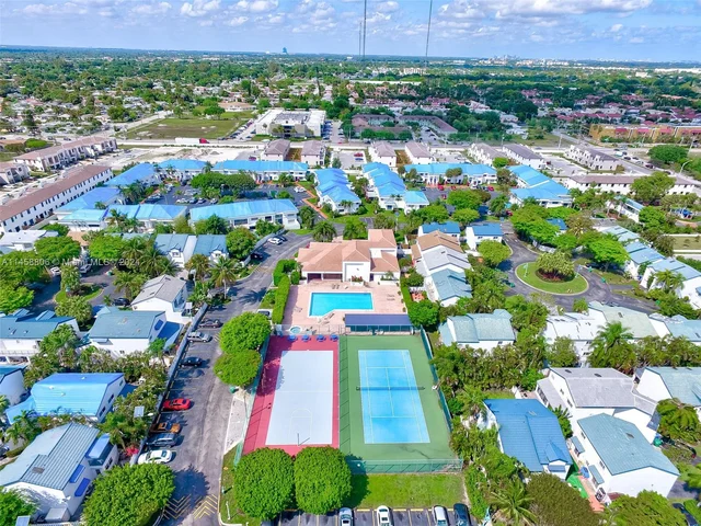 340 NE 211th St, Miami FL 33179