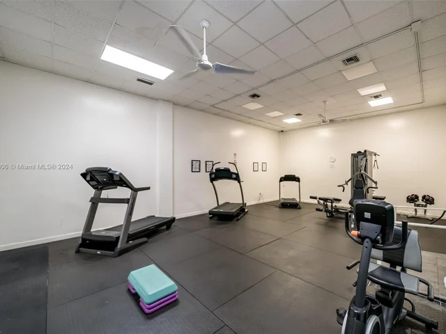 340 NE 211th St, Miami FL 33179