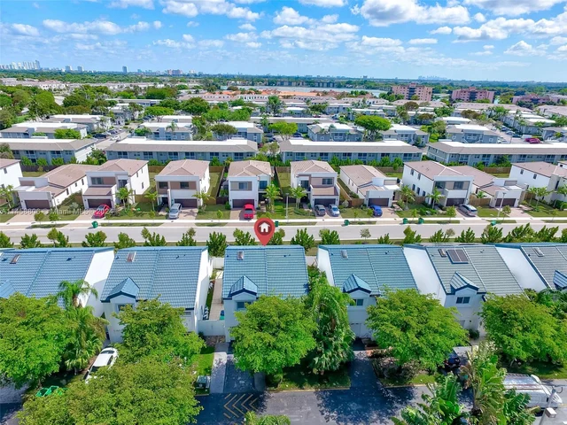 340 NE 211th St, Miami FL 33179