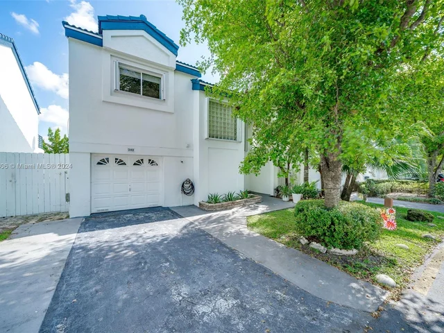 340 NE 211th St, Miami FL 33179