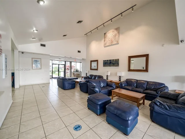 340 NE 211th St, Miami FL 33179