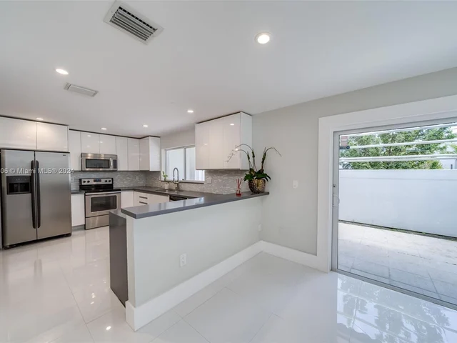 340 NE 211th St, Miami FL 33179