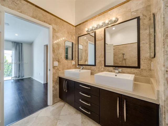 340 NE 211th St, Miami FL 33179